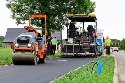 Układają asfalt