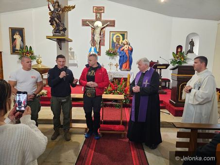 Bus-kaplica dotarł do Jeleniej Góry. Modlili się za Polskę