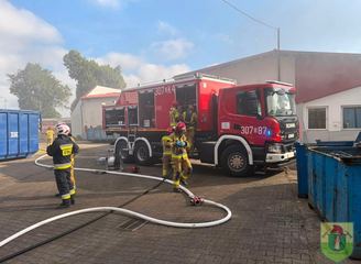 Wióry tytanowe stanęły w ogniu. Ogromny pożar hali magazynowej