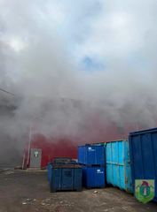 Wióry tytanowe stanęły w ogniu. Ogromny pożar hali magazynowej
