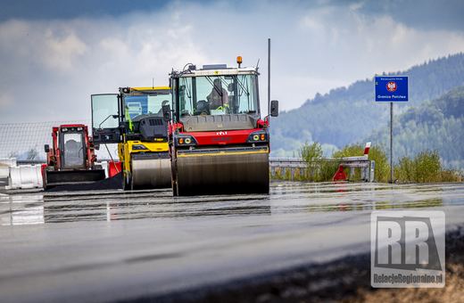Ostatnia warstwa asfaltu na D11 przy granicy z Polską