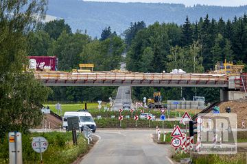 Ostatnia warstwa asfaltu na D11 przy granicy z Polską
