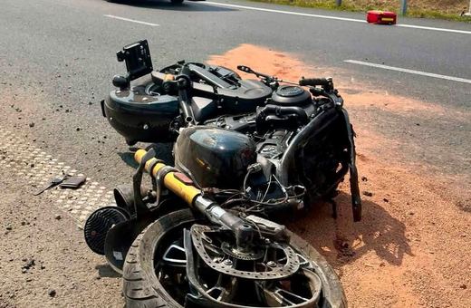 Motocyklista uderzył w bariery energochłonne