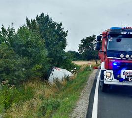 Dachowanie samochodu dostawczego na trasie Świdnica - Wrocław