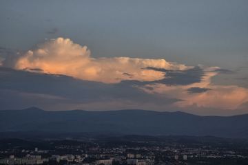 RCB znów straszy burzą. Alerty pogodowe robią się dla niektórych nudne