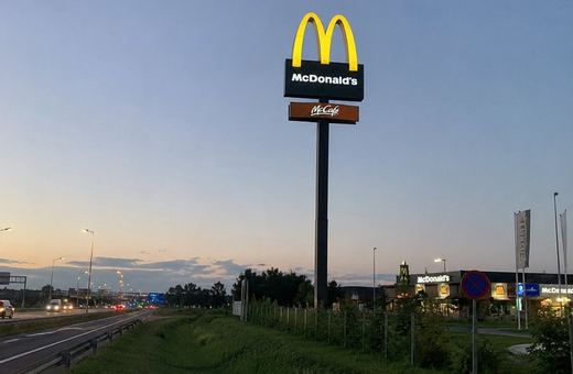 Podróżni w trasie nie lubią eksperymentować z jedzeniem