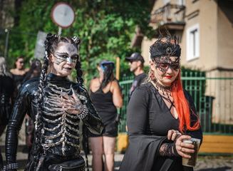 Mroczny strój a wiara. W co wierzą uczestnicy Castle Party?