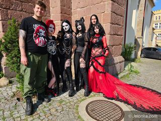 Mroczny strój a wiara. W co wierzą uczestnicy Castle Party?