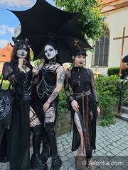 Mroczny strój a wiara. W co wierzą uczestnicy Castle Party?