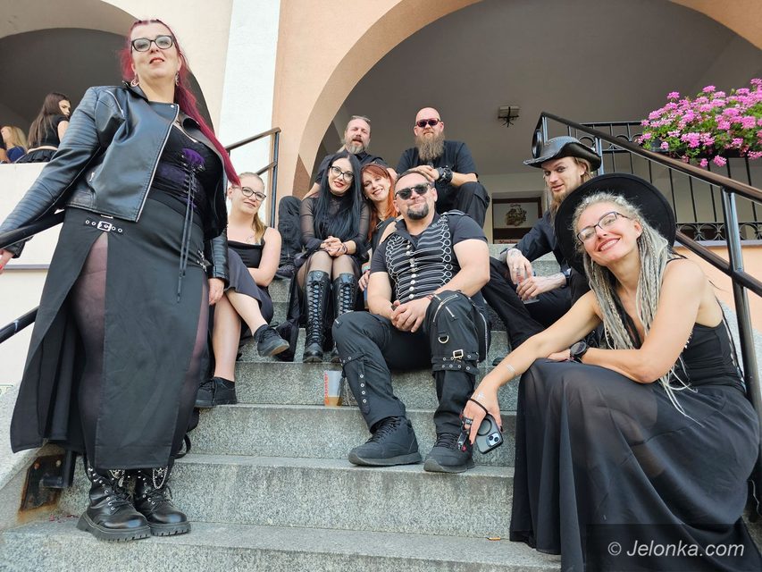 Mroczny strój a wiara. W co wierzą uczestnicy Castle Party?