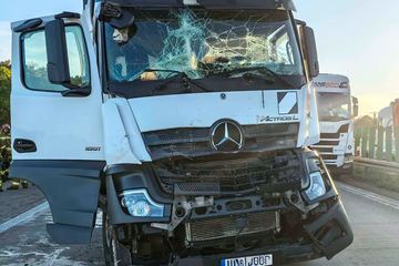 Kraksa z udziałem dwóch ciężarówek i osobówki