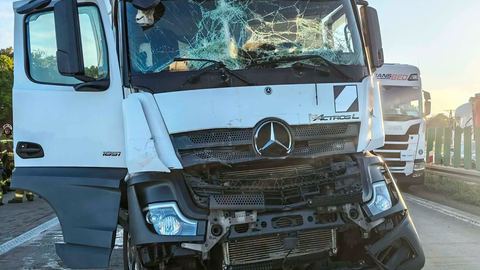 Kraksa z udziałem dwóch ciężarówek i osobówki