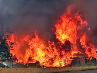 Olbtzymi pożar. Z ogniem walczyło 15 zastępów