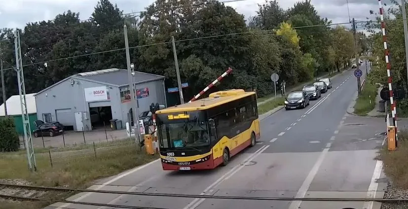 Plaga na przejazdach. Kierowcy ryzykują życie