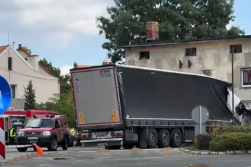 Ciągnik z naczepą wjechał w budynek!