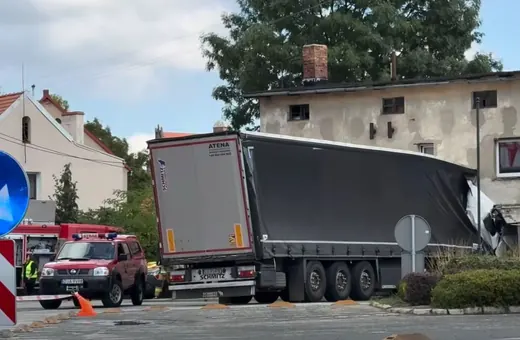 Ciągnik z naczepą wjechał w budynek!
