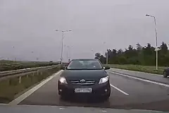 Taka niespodzianka na A4... Czołowe zderzenie! [VIDEO]