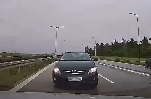Taka niespodzianka na A4... Czołowe zderzenie! [VIDEO]