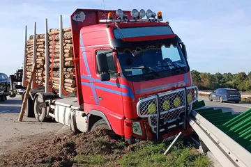 Wypadek ciężarówki z drewnem. Utrudnienia na drodze w obu kierunkach!