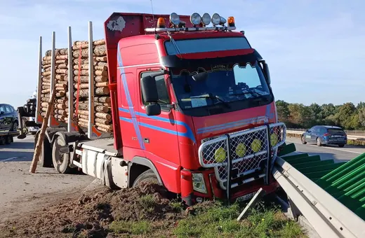 Wypadek ciężarówki z drewnem. Utrudnienia na drodze w obu kierunkach!