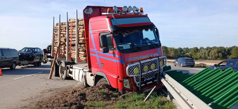 Wypadek ciężarówki z drewnem. Utrudnienia na drodze w obu kierunkach!