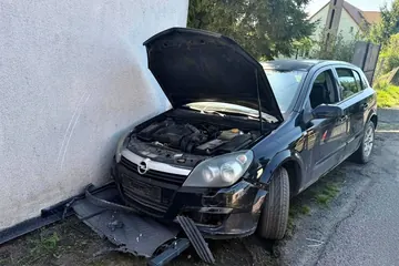 Pijany przejechał przez ogrodzenie i uderzył w budynek