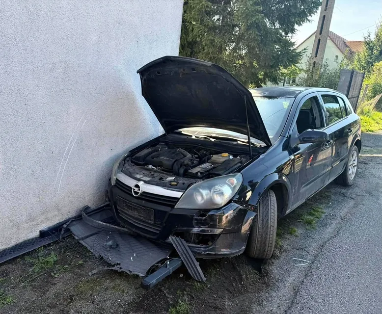 Pijany przejechał przez ogrodzenie i uderzył w budynek