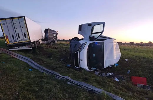 Chwile grozy na A4: Nocny wypadek z udziałem ciągnika i pokjazdu dostawczego