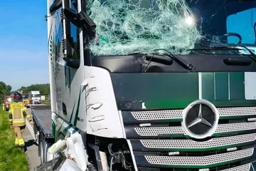 Ciężarówka "skasowała" pojazd zabezpioeczenia drogowego