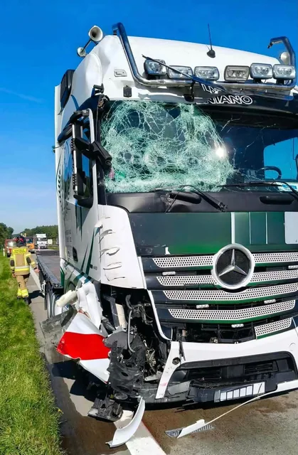 Ciężarówka "skasowała" pojazd zabezpioeczenia drogowego