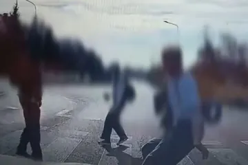 Dramatyczne chwile na przejściu dla pieszych. Policja prosi o ostrożność [WIDEO]