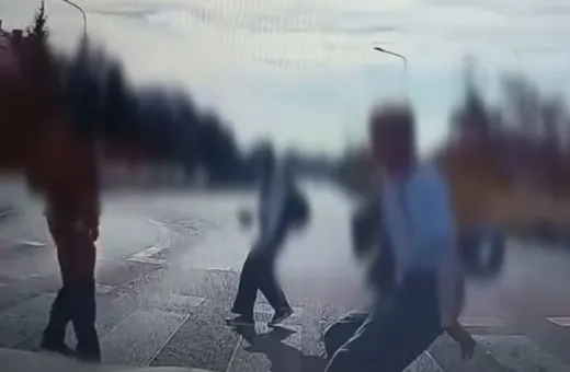Dramatyczne chwile na przejściu dla pieszych. Policja prosi o ostrożność [WIDEO]